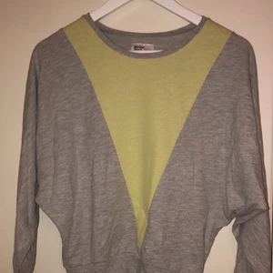 Grå träningströja  - En grå träningströja med gul detalj, dock Ingenaning vart ifrån. Det står att det är i storlek XXS men den är mer som S. Pris kan diskuteras 