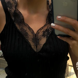 Svart linne med spets  - Använd ca 2ggr 