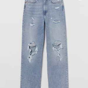 Straight leg jeans - Säljer ett par straight leg jeans från hm då jag tycker de är för korta för mig. Köpta för ungefär ett år sedan så de är slutsålda i storleken. Nypris 299kr. Fint skick då de inte använts så mycket. Sista bilden är lånad.