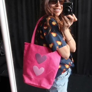 Super cute heart bag 💗💗 - Två fack! En med dragkedja de större med knapp! Väldigt fint skick! Perfekt för bocken och vattenflaskan för att dra ner t havet! Laptopen får också plats så passar till skolan eller caféet också 💗🦋💗🦋 