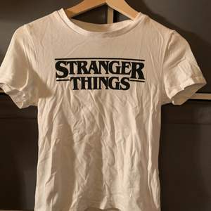 En t-shirt med stranger things tryck från hm. Storlek s. Säljer för 50 + frakt