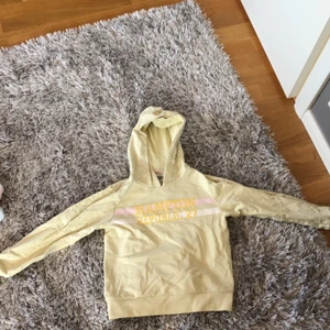 Hoodie för 40 kr - Säljer den hära tröjan för 40 kr. Jag säljer den här tröjan för att den är för liten för mig. Jag har inte använt den här tröjan mycket så den är inte sliten! Köparen står för frakten