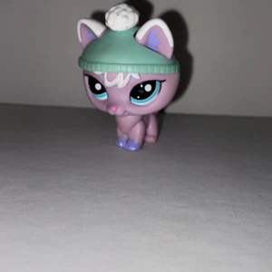 Little Pet shop - Säljer mina gamla Pet shops. De har gått upp i värde eftersom att de inte går att få tag på längre. Men jag har valt att sälja dessa för 15 kr st. Hör av dig privat om du är intresserad 💕 Köparen står för frakten, den blir olika beroende på hur många du köper🤩