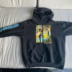 A$AP Rocky Stockholm Hoodie  - Tröjan köptes på PlugMePlease i Stockholm i början av 2020 för 2000kr. Den är storlek M med en oversized fit (passar mig som oftast använder L-XL). Tvättad flertal gånger men pga den extremt bra kvalité på både trycket och tyget syns det inte. Vid fler frågor eller intresse av att köpa skriv i DM eller i kommentarerna!