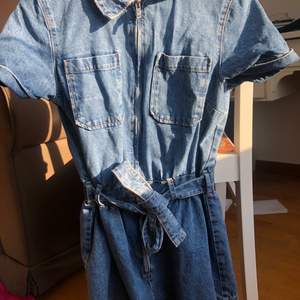 Jeans jumpsuit från HM, ganska liten i storleken, skulle säga att den är mer en 36a. Använd 1 gång. OBS hotshotsen ingår ej.