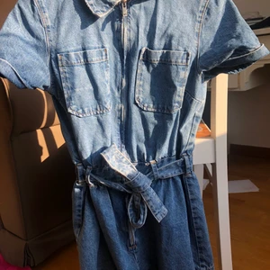 Jeans jumpsuit från HM storlek 38 (36) - Jeans jumpsuit från HM, ganska liten i storleken, skulle säga att den är mer en 36a. Använd 1 gång. OBS hotshotsen ingår ej.