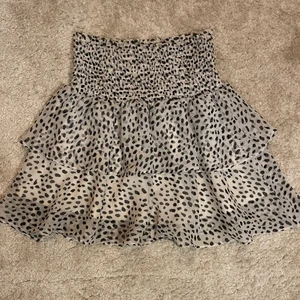 Prickig kjol - Supersöt prickig kjol från märket RETRO&ICONE köpt i Göteborg förra sommaren. Storlek XS och är stretchig. ❤️‍🔥❤️‍🔥❤️‍🔥