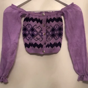 Lila topp från Thailand  - Fin lila topp från Thailand. Aldrig använt alls. Står ingen storlek på den men den passar för dom som har XS/S💕