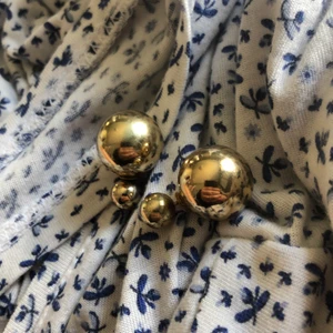 Snö of sweden örhänge  - Ett par guldiga snö of sweden örhänge. Knappt använda så dem är som nya. Nypris var runt 300kr och jag säljer dem för 50kr inklusive frakt.❤️