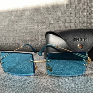 Blå solglasögon - Säljer dessa supersnygga solglasögonen pga att de inte kommer till användning. Endast använd ett par gånger. Paketet skickas spårbart om inte annat begärs, finns även möjlighet till att mötas upp. Köparen står för frakten.