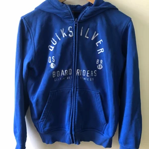Quiksilver kofta - Säljer denna zip-up hoodie som jag köpt second hand men aldrig använt, köpare står för frakt! :) endast seriösa bud!!!