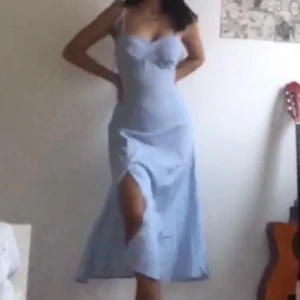 Blå midiklänning med slit  - Blå midiklänning, använt 1 gång.