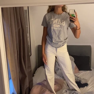 GANT t-shirt - Jätte fin grå GANT t-shirt!!🥰 storlek S men passar XS-S, säljer för 100kr+frakt🥰 kolla även in mina andra plagg jag säljer!!🥰✨