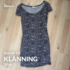 Klänning  - Säljer en klänning från HM i storleken XS. Riktigt fin, sitter så fin på kroppen! Du står för frakten.