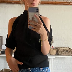 Svart festlig topp med öppna axlar - Säljer denna sjukt söta toppen från Nife då den inte passar mig😢