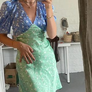 Unik klänning i siden från ASOS - Säljer denna klänning mot min vilja då den inte passar mig😭 Många som är intresserade! buda från 200 eller köp direkt för 400❤️