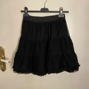Säljer denna svarta volang/”puffiga” kjolen i mycket fint skick då den inte kommer till användning! Står storlek XS men jag skulle säga att den även passar S & M! 🤍 DM vid frågor osv! 