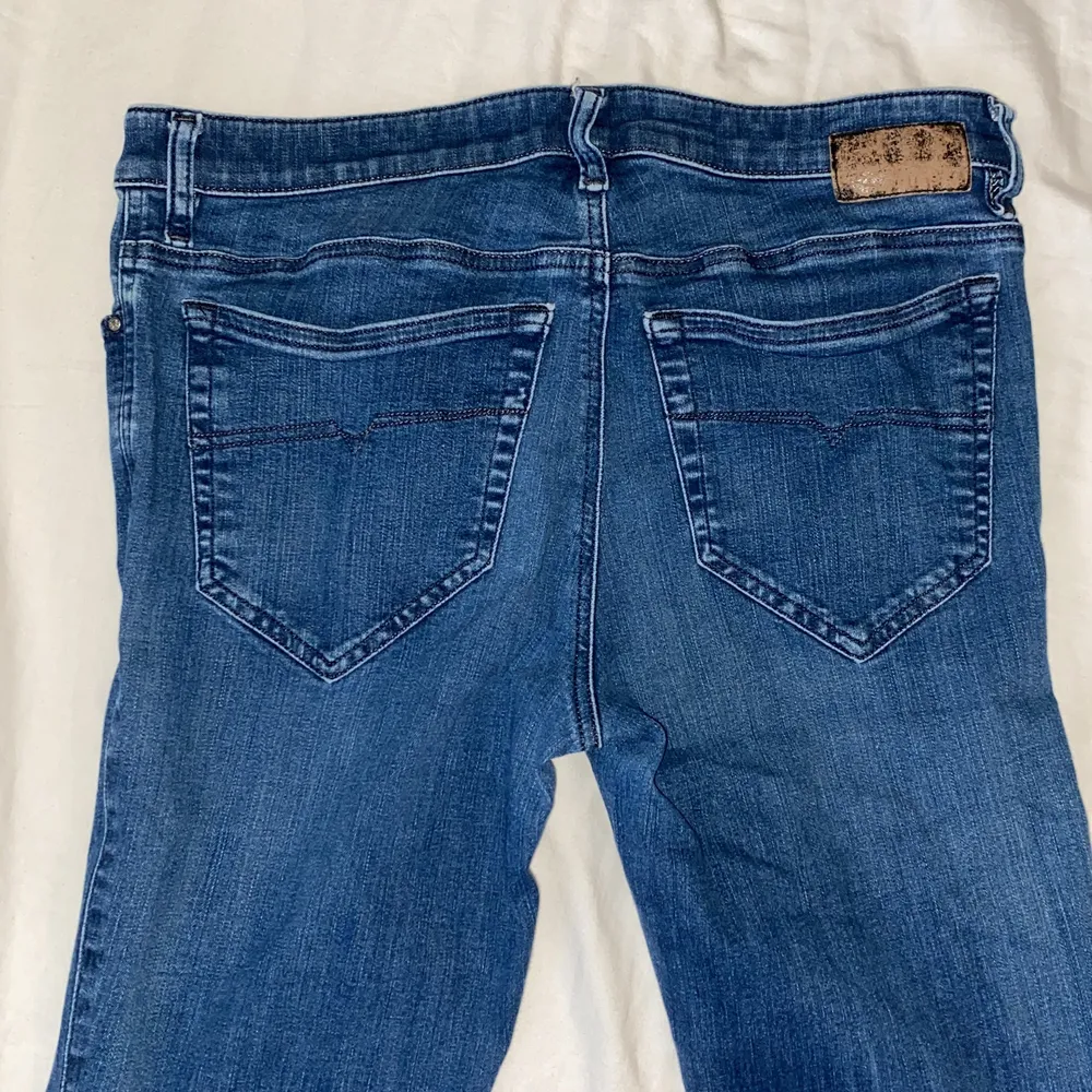 Jättesnygga stretchiga skinny jeans från Diesel, snygga fickor o detaljer, passar både XS, S o M beroende på önskad passform, mellanhöga i midjan. Jeans & Byxor.