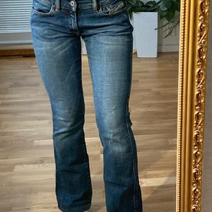low waisted jeans - Ett par lågmidjade jeans med utsvängda ben från Diesel i storlek 27(midjan) som jag själv köpt på secondhand därav lite slitna. Säljer pga inte används längre.