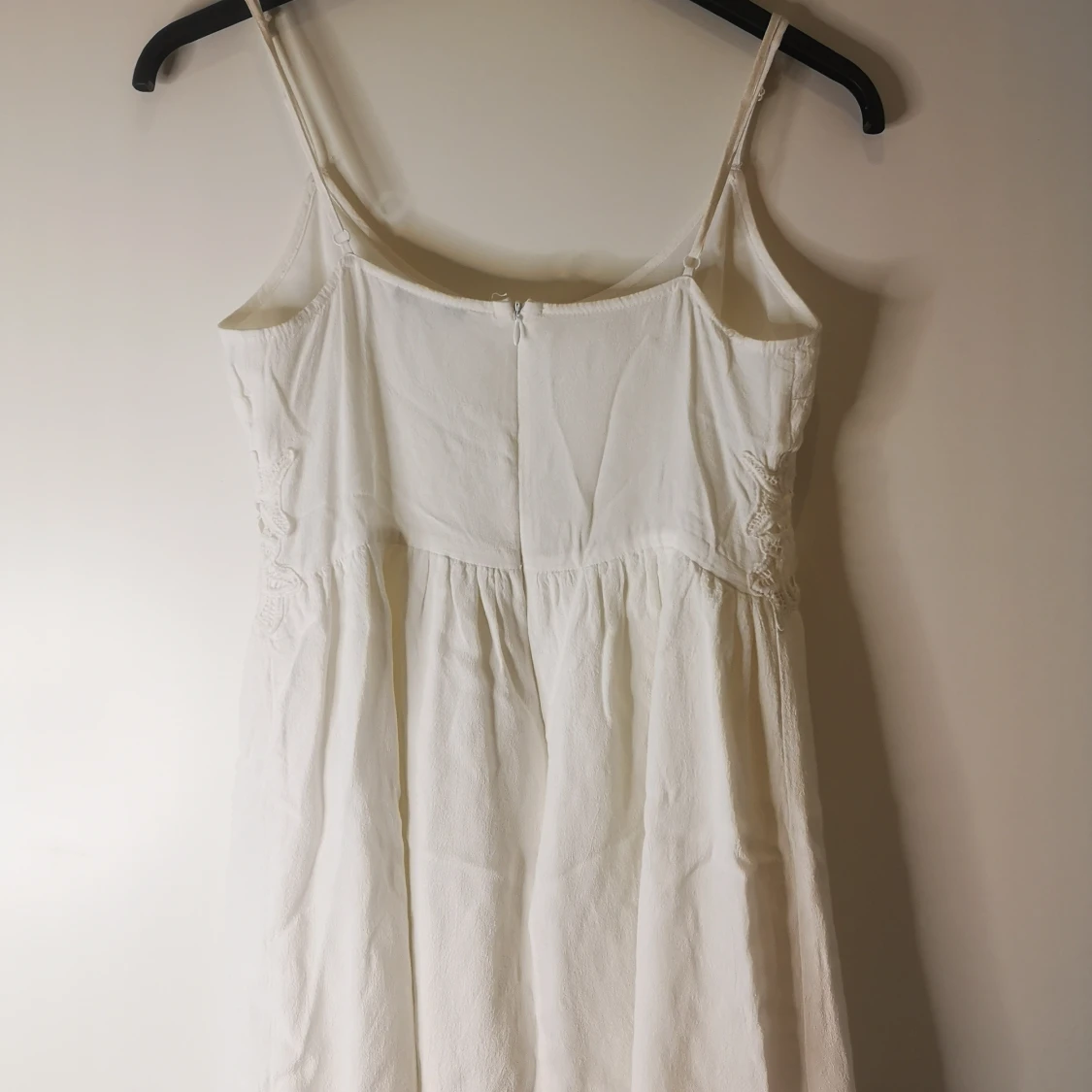 Vit kortklänning med spetsdetaljer i stl M - 90