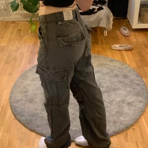 sjukt snygga vintage cargopants från o’neill. färgen är grå/brun och de kan sitta både low & high waisted. storlek 28 och sitter bra på mig som är 174 cm lång och brukar ha M i byxor. finns även dragsko i slutet av benen :)