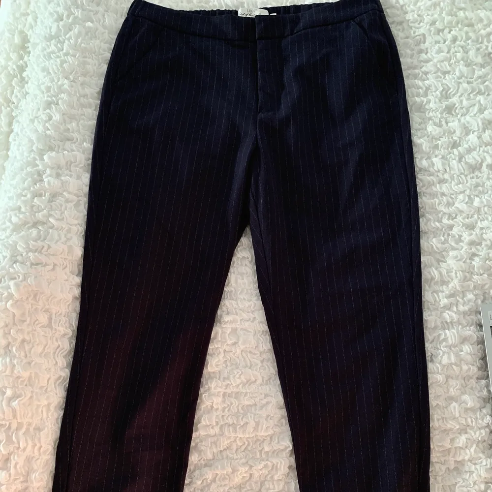 Bekväma och snygga kostymbyxor från H&M i str 40. Har aldrig använts så de är i nyskick! Kan hämtas, mötas upp om i närheten eller levereras, men köparen står för frakt.. Jeans & Byxor.