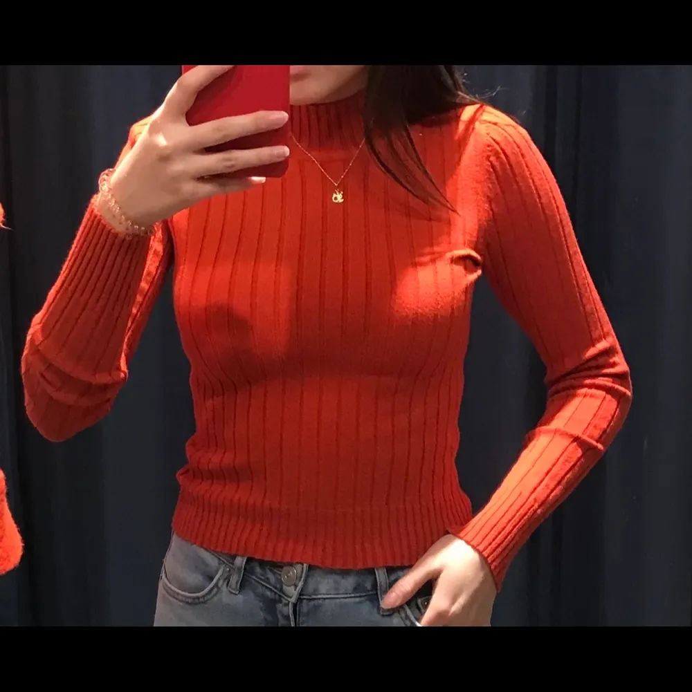 Super fin stickad tröja med halvpolokrage från Urban Outfitters. Materialet är stretchigt. Tröjans färg är röd/orange. . Tröjor & Koftor.