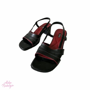 90s skor  - Tänker bara SATC när vi ser dessa skor 🦋 superbra skick <3