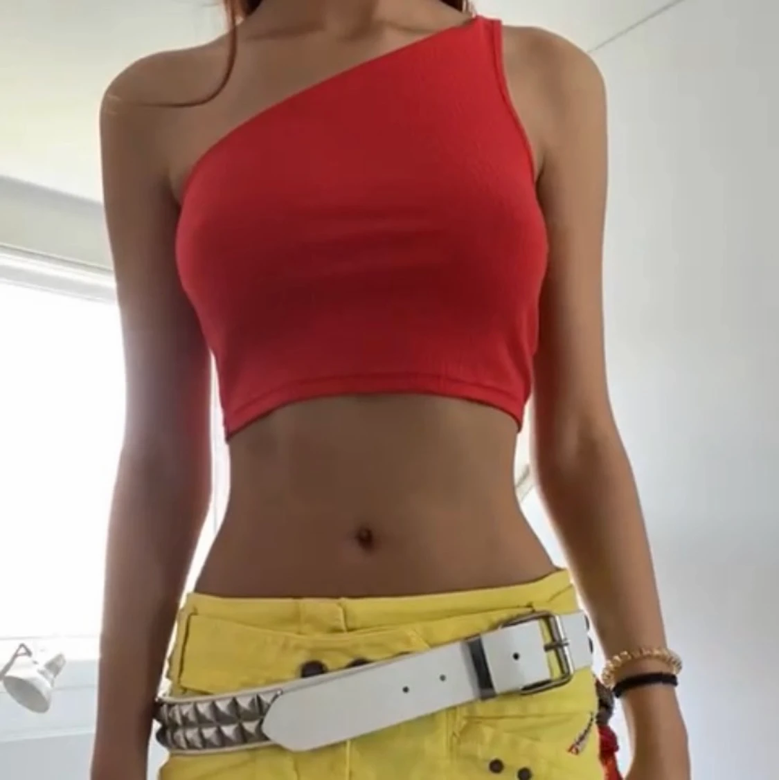 röd oneshouldertopp