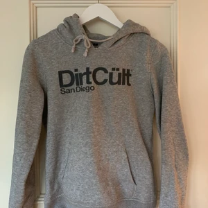 Dirtcult Hoodie  - hoodie i storlek S, fint och bra skick!