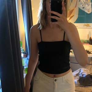 Rakt linne - Oanvänt linne från bikbok i svart metallic material, köparen står för frakt