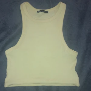 Gul top  - Den är från zara och ganska fin men för liten för mig och en söm har gått sönder andra bilden. Ordinarie pris 49