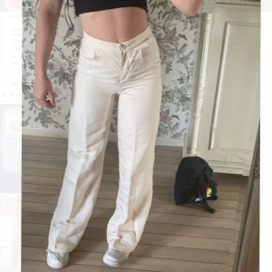 Linnebyxor/kostymbyxor - Ett par linnebyxor från berskha. Jag klickade hem två storlekar och säljer de som är i storlek s, så de var lite förstora.(de på min bild är storlek xs). Alltså så sitter s mer lose i passformen på mig, lite mer som på andra bilden. Buda i kommentarerna