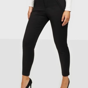 Svarta kostymbyxor  - Svarta kostymbyxor från Veromoda i storlek M/32 i nyskick. Samfraktar ☺️