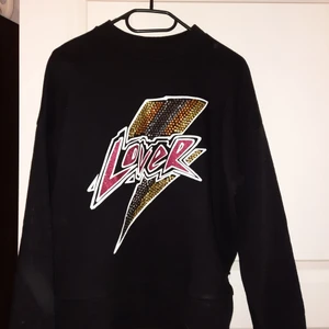 Svart tjockare tröja  - Köpte men aldrig använd för är inte min stil direkt, jätte fin annars. Storlek XS