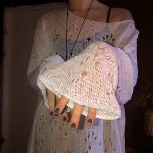 Tröja  - Vit tröja med hål i från second hand