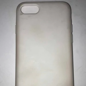Vitt skal, 7/8 SE, böjbart, basic - Vitt, skal, IPhone SE2, matchar till många outfits, väldigt effektivt skal och fint, Köpte det nyss i höstas så är väldigt nytt så rekommenderar!!😁🤍