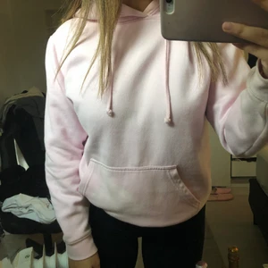 Ljusrosa hoodie - Ljusrosa hoodie från pull & bear i storlek Xs men är oversized på mig som pendlar mellan S och M