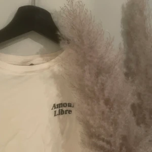 Beige T-shirt  - På bilderna så kanske den ser lite skrynklig ut men det är jätte fin på 