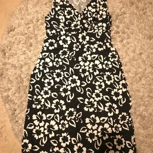 Svart vit klänning  - En svart-vit klänning som jag har haft i några år men inte använt är det jag erbjuder :) Den är i storlek S och har en V urringning 