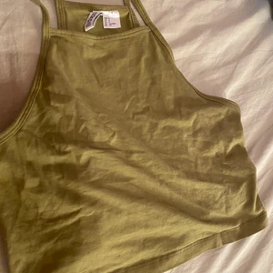 Linne från H&M - Grönt tunnt linne som tyvärr inte passar mig längre.