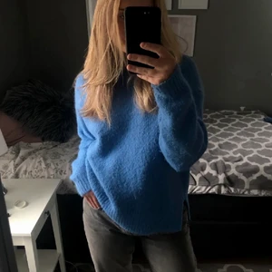 Stickad tröja - Jättefin och mysig stickad tröja från Zara! (Se färgen bättre på andra bilden) Passar S-L. Buda från 250kr, säljer vid bra bud💞