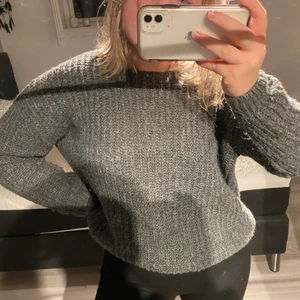 Grå stickad - En grå stickad tröja från BikBok! Super mysig och varm nu till vintern!! Tröjan är i storlek M men passar alla möjliga storlekar! Köparen står för eventuell frakt ☺️