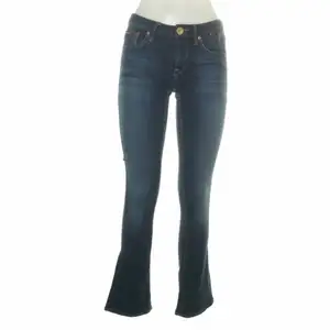 Lågmidjade/midwaist bootcut jeans från Tommy hilfiger, köpta på Sellpy för 350kr, säljes för 200kr. Säljer då jag redan har många jeans!! Dessa är i storleken 27/34💕 Skriv privat för fler frågor!