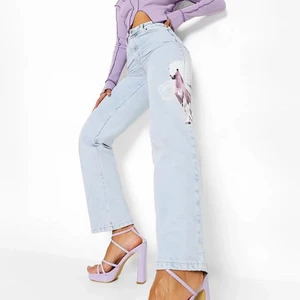 Boohoo Jeans unicorn i storlek 36 - Ljus blåa jeans med unicorn på ena ben, storlek 36, raka ben, mom jeans. 