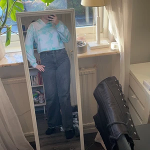 Croppad tröja i storlek L - Croppad tröja med huva i storlek L (men passa också M) med marmor detaljer i grön💕 Köpt från Shein för 80kr och säljer för 40. Använt sparsamt 