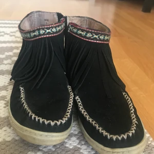 Minnetonka stövletter i äkta skinn - Kommer inte längre till användning. Som ny kostar dem 1000 kr. Dem är super sköna. 🌞✨☮️🌙