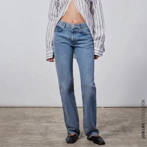 Blåa mid rise jeans från zara - Säljer dessa oanvända mid rise jeans från zara, då de inte kommer till användning. Storlek 36, säljer för 200 sek + frakt men nypris är (400 sek)💕💕