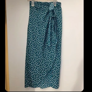 Kjol  - Säljer denna kjolen för att den kommer inte till någon användning längre! Köpt på shein för 150kr och jag säljer den för 90kr! Storlek S