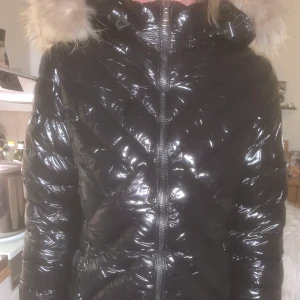 Moncler jacka  - Vill sälja min moncler jacka stl M. Jackan är lite sönder vid fickan men inget som syns jätte mycket vilket ni kan se på bilderna (bilderna är på jackan i de skick den är i nu) om ni vill ha närmre bilder på de som e sönder kan jag skicka de också. Det går även lätt att fixa billigt av skräddare och är även därför jag säljer den billigt. Den har äkta päls. AAKOPIA